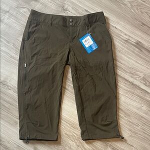 Columbia Olive Green Capri Pants